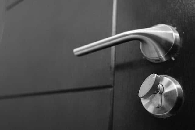 Solución ante problema de cerradura: ¿Es seguro contactar a un cerrajero en este momento?